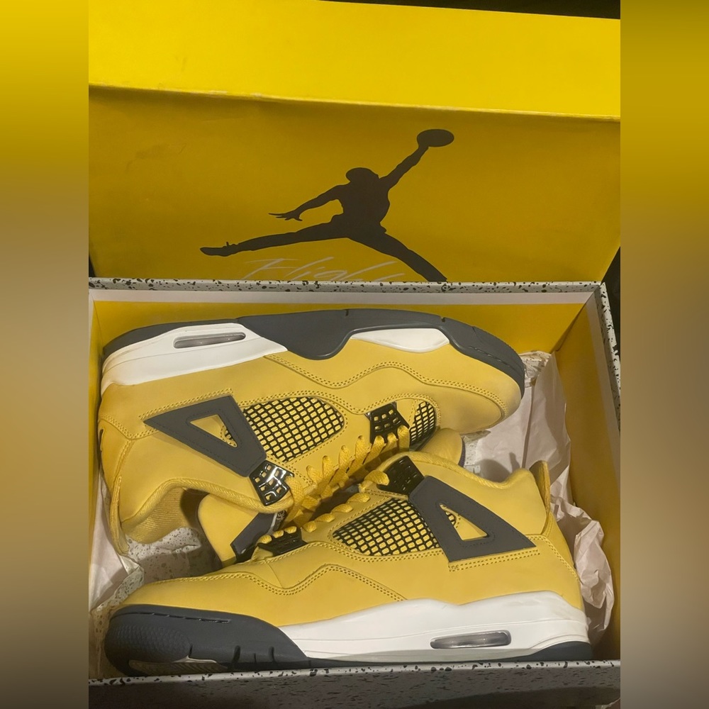 Jordan 4 Retro
Lightning (2021)